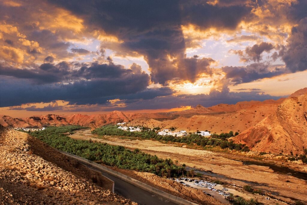 Zonsondergang boven een oase in Oman
