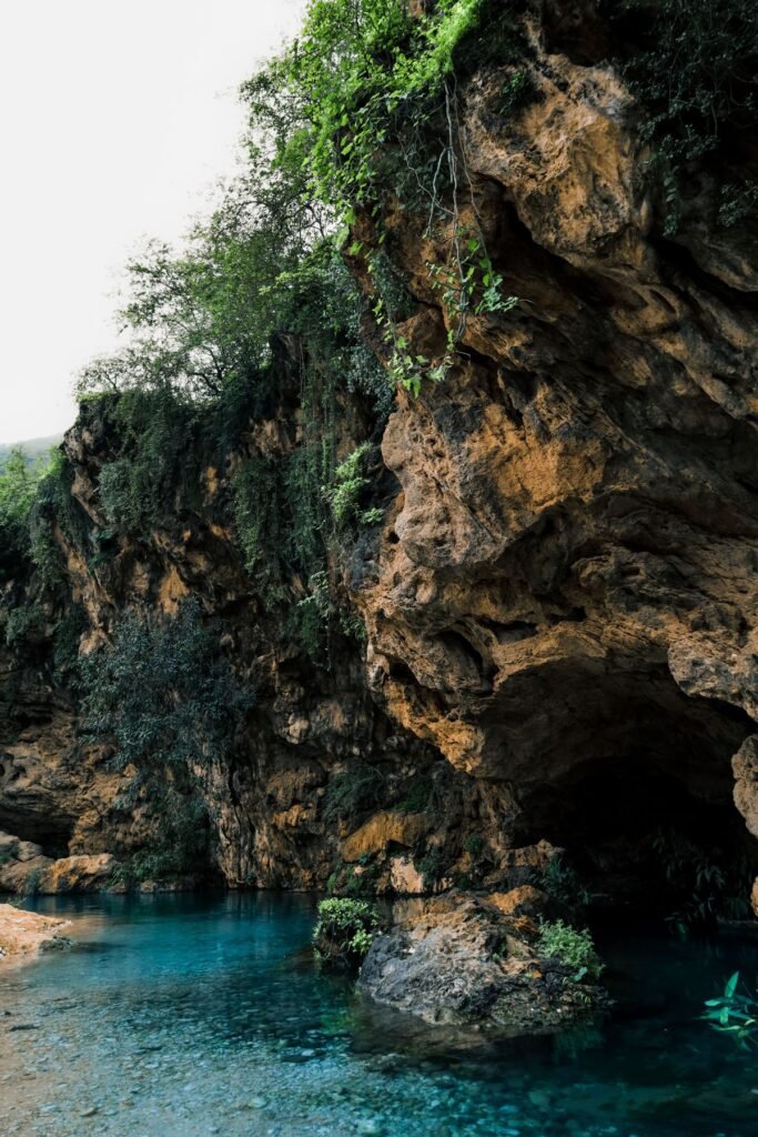 Klif met turquoise water bij Salalah