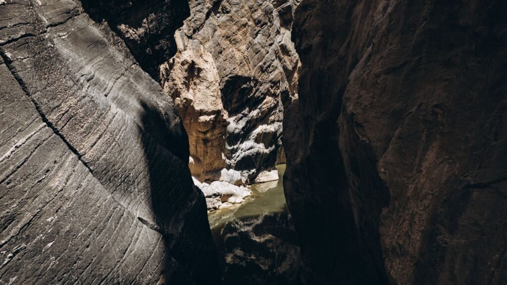 Diepe kloof met water