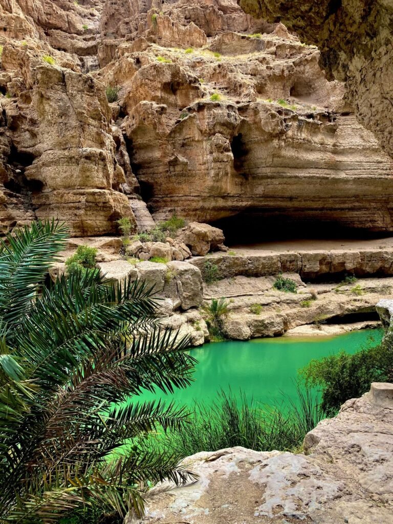 Kloof met turquoise water in Oman