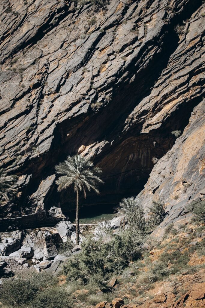 Steile rotswand in een wadi