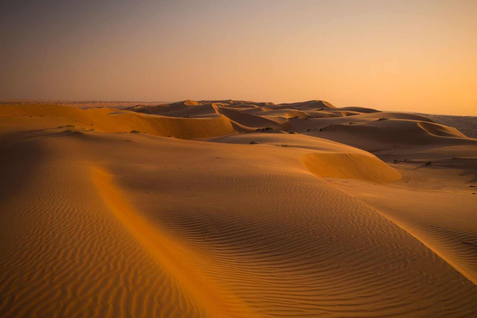 Zandduinen bij zonsondergang in Oman