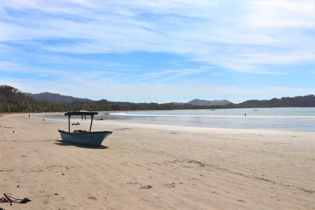 Golven rollen het brede strand van Playa Venao op