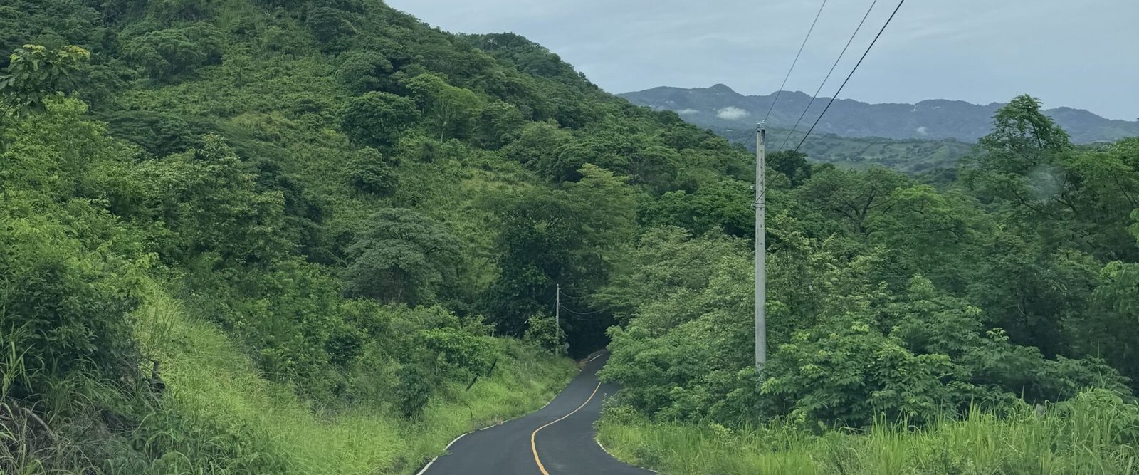 Kronkelende weg door groene heuvels in Panama