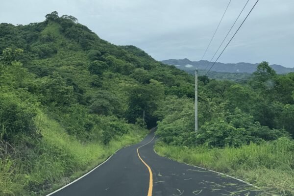 Kronkelende weg door groene heuvels in Panama