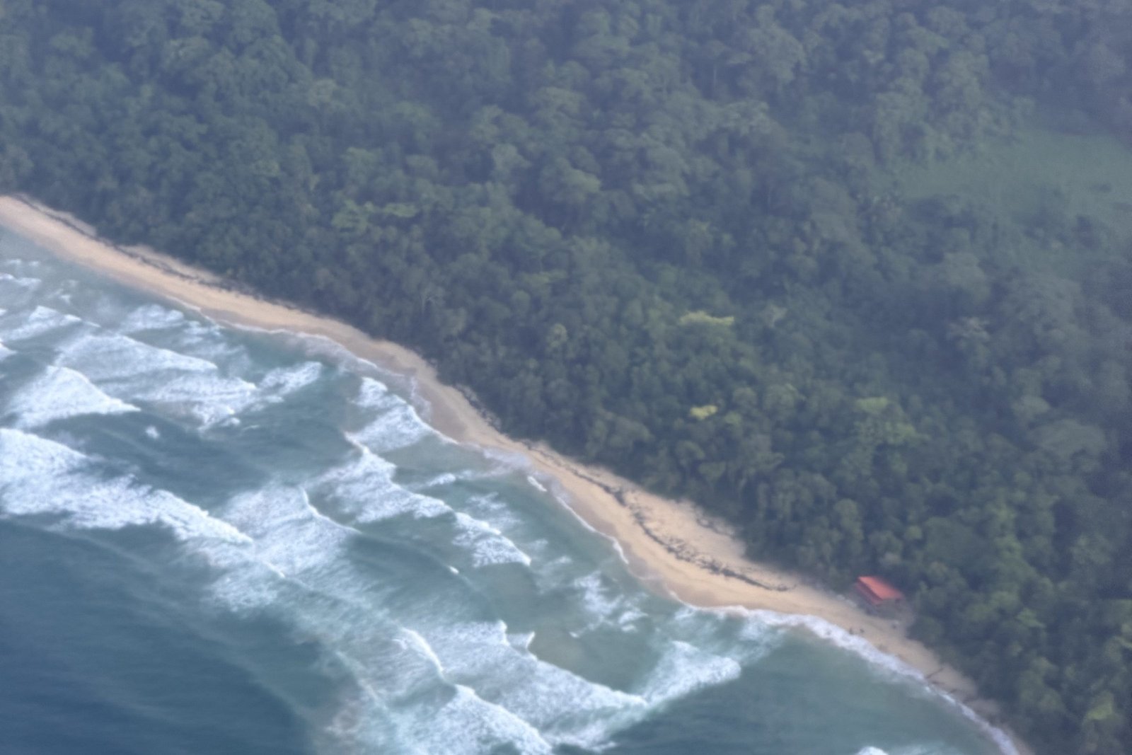Kust van een eiland in Bocas del Toro vanuit de lucht