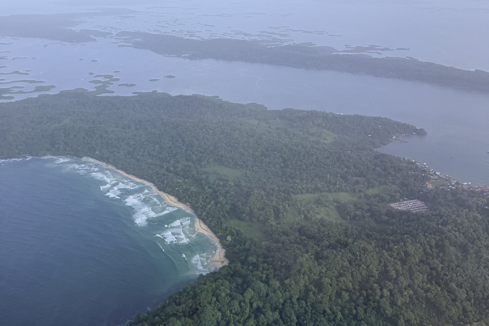 De eilanden van Bocas del Toro vanuit het vliegtuig