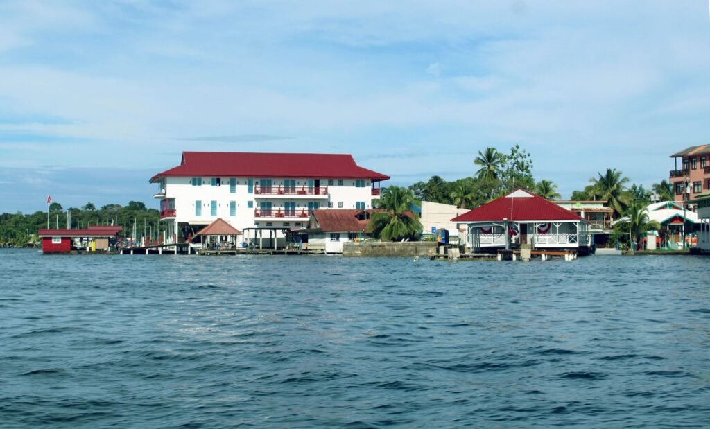 Huizen op palen boven het water in Bocas Town