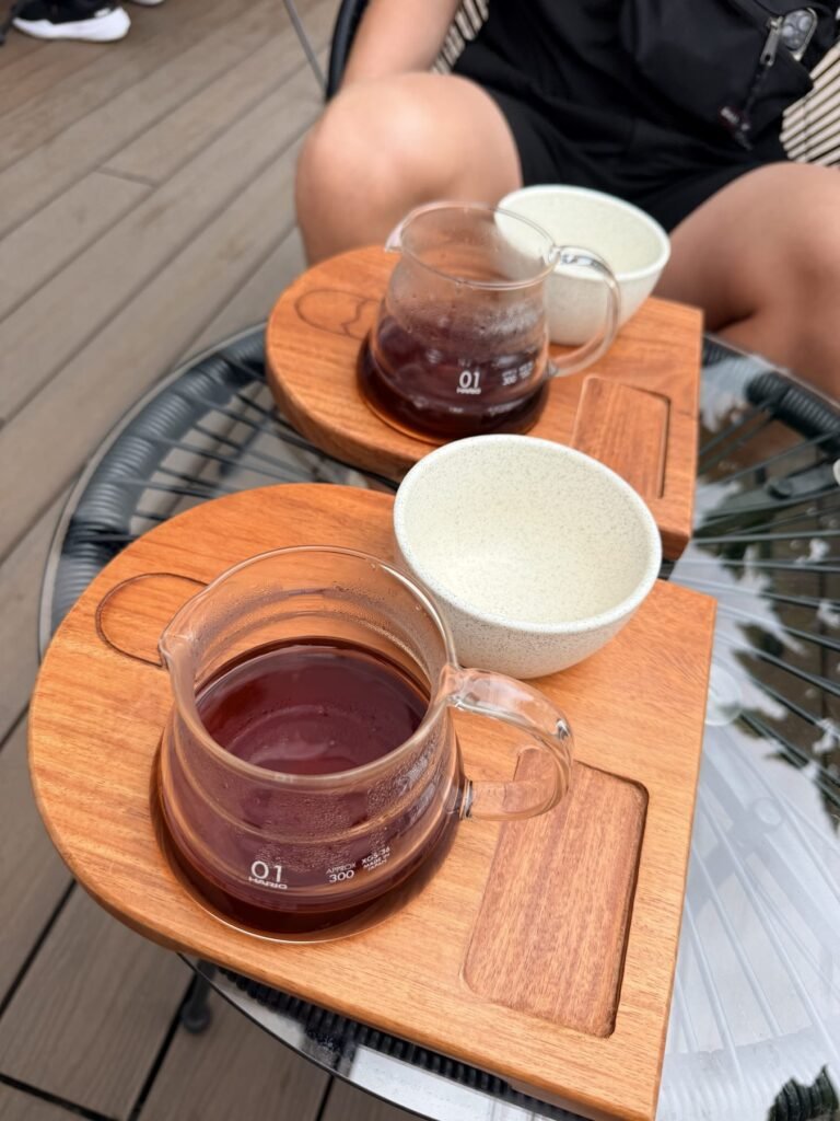 Rode koffiebessen aan een struik op een koffieplantage