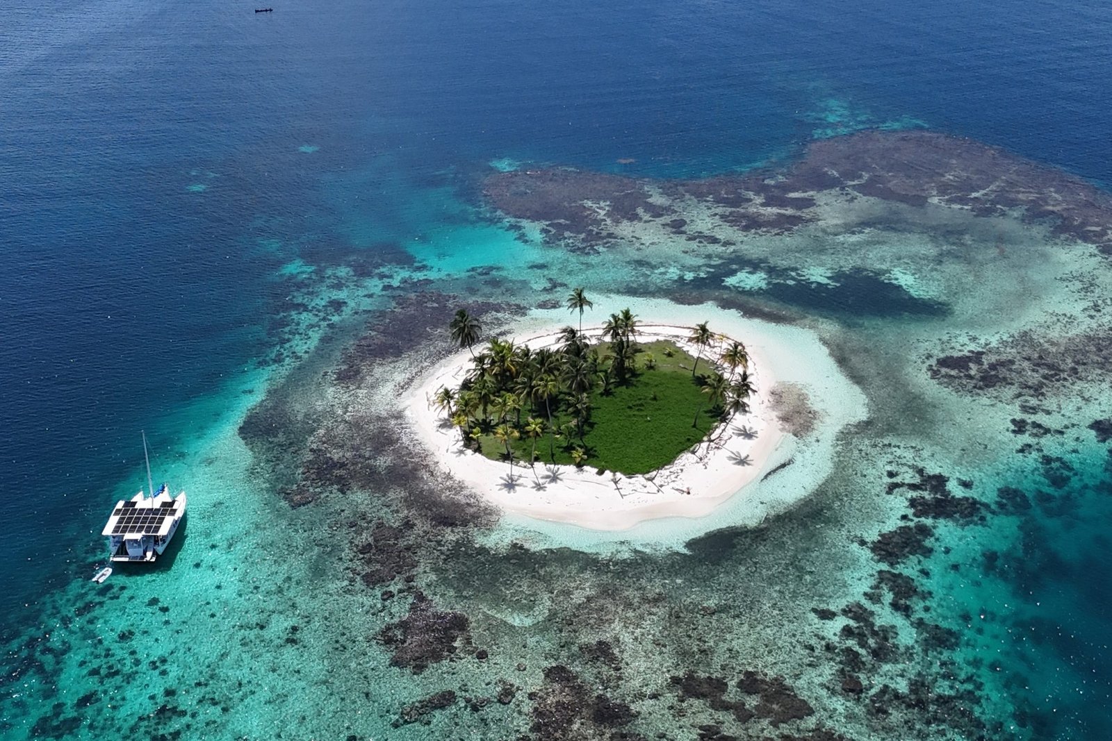 Rond eiland met rif in San Blas vanuit de lucht