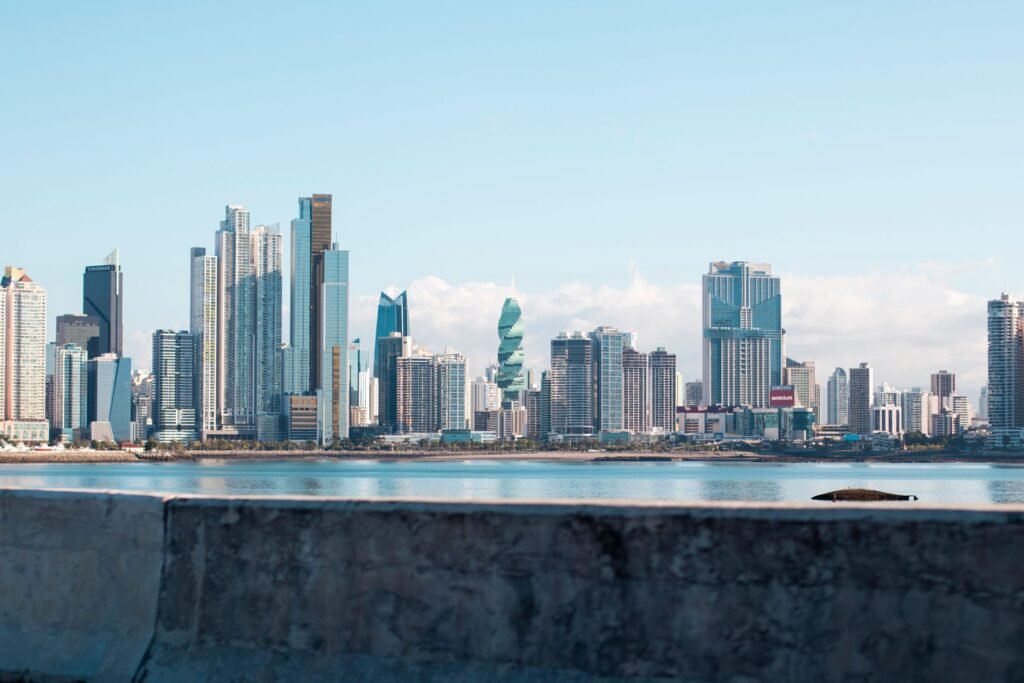 De skyline van Panama-Stad gezien vanaf het water