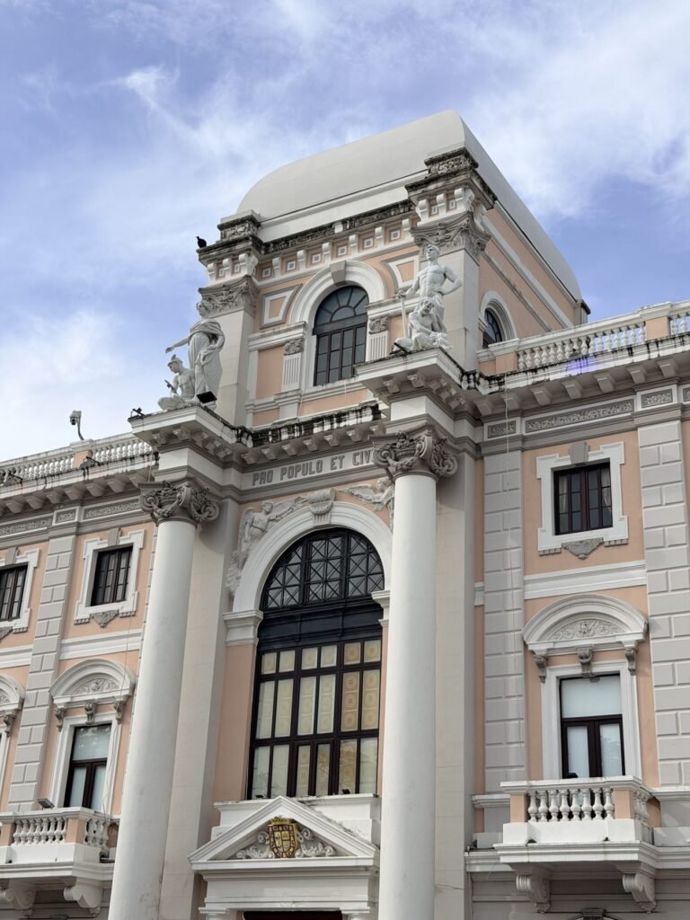 Gerestaureerde koloniale gebouwen met balkons in Casco Viejo