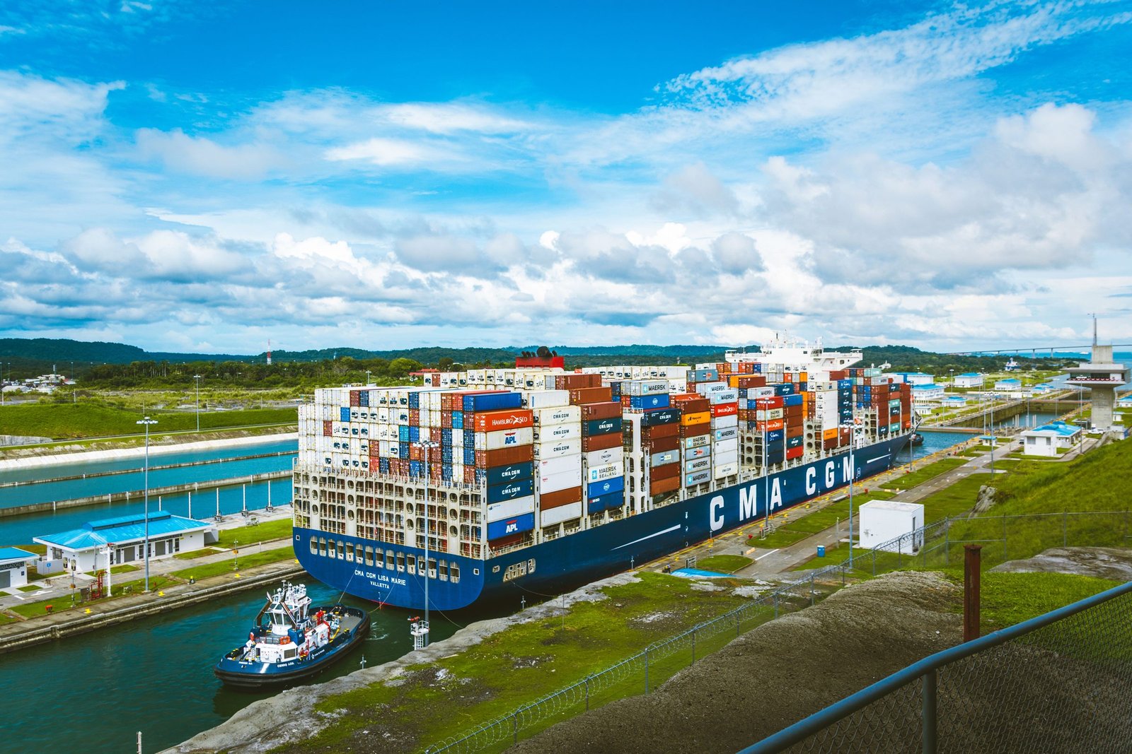 Containerschip in de sluizen van het Panamakanaal