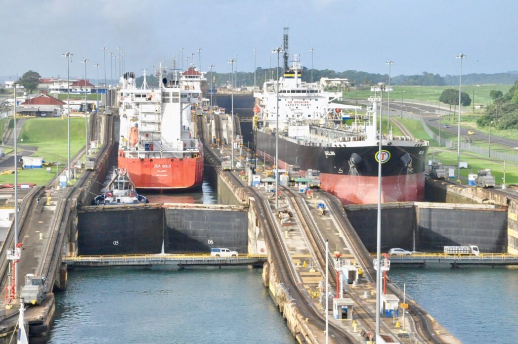 Containerschip in een sluiskolk van het Panamakanaal