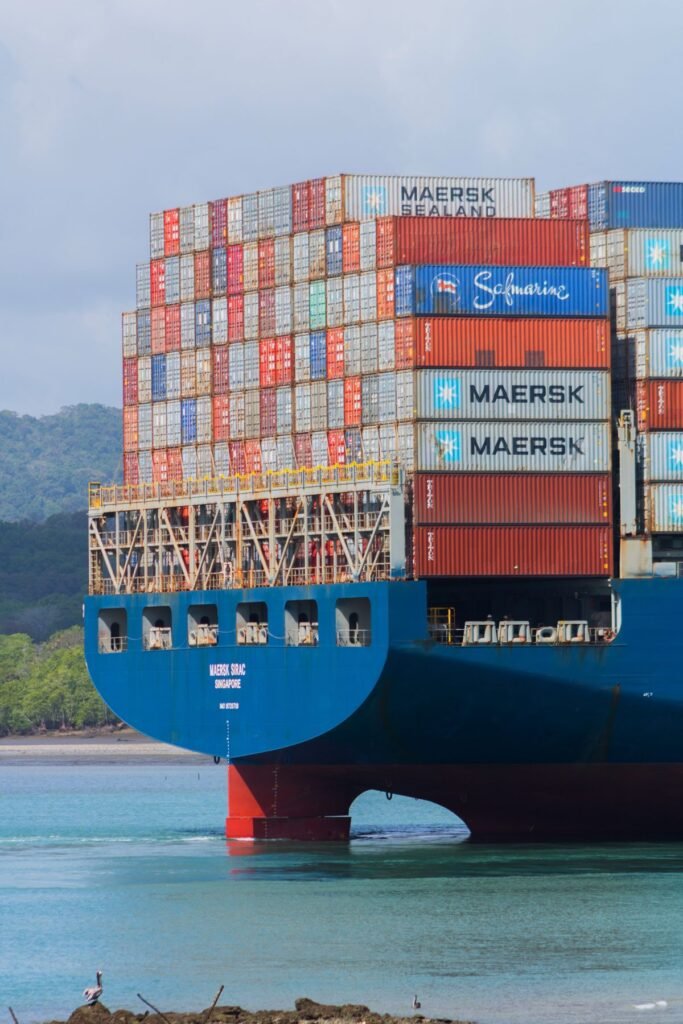 Schip dat door een sluis van het Panamakanaal vaart