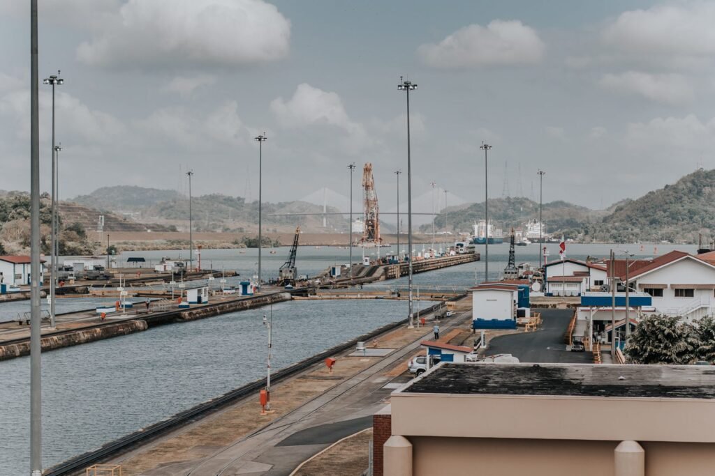 Containerschip in de sluizen van het Panamakanaal