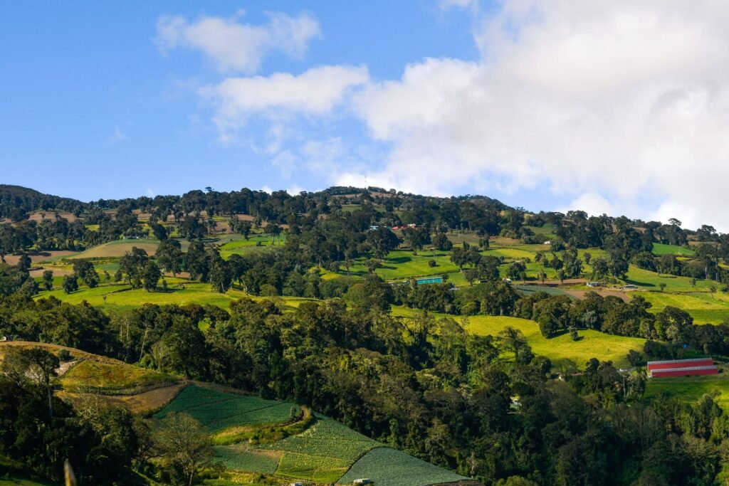 Groene bergen en wolken boven de vallei van Boquete