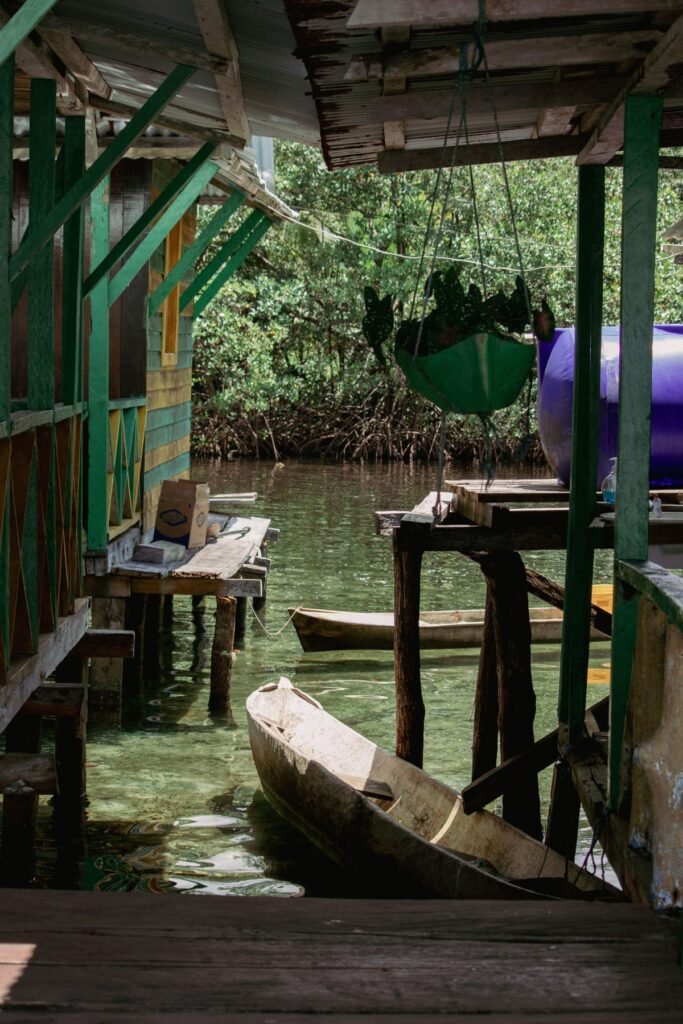 Huizen op palen boven het water in Bocas del Toro