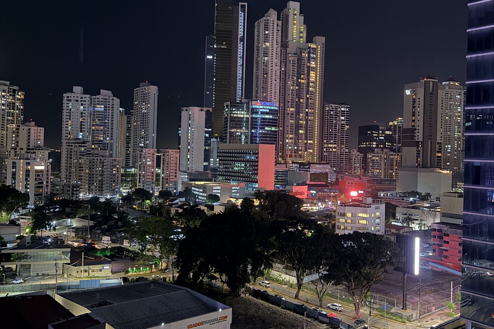 De skyline van Panama City bij nacht