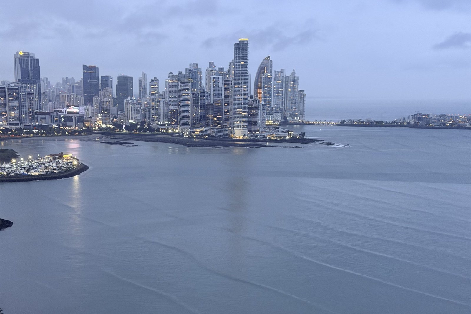 De skyline van Panama City aan de baai in de schemering
