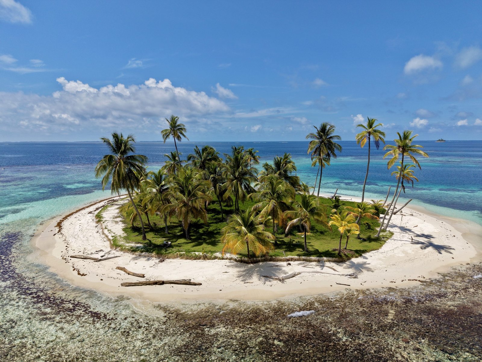 Rond eiland met wit strand en palmen in San Blas