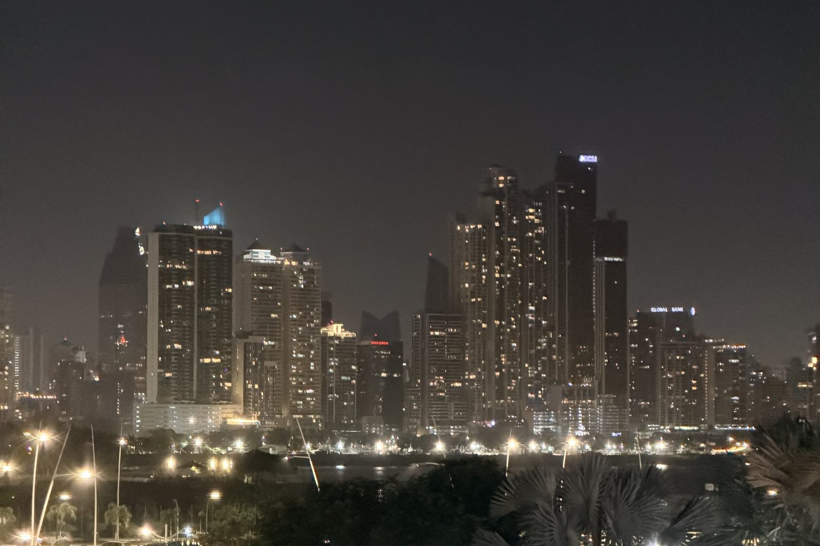 De skyline van Panama City bij nacht