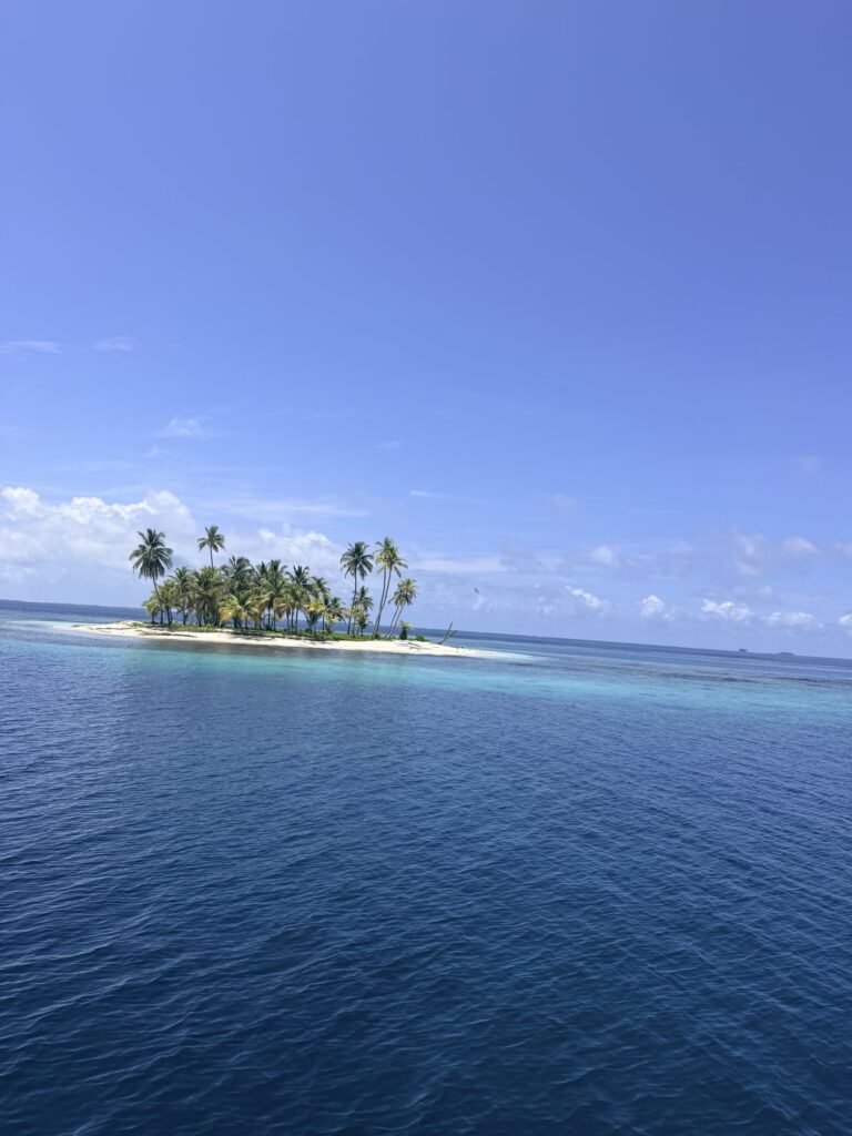 Kleine motorboot op golvend water tussen Caribische eilanden