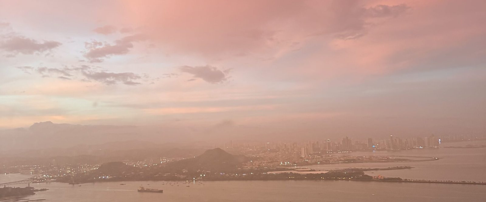 Zonsondergang boven Panama vanuit een klein vliegtuig