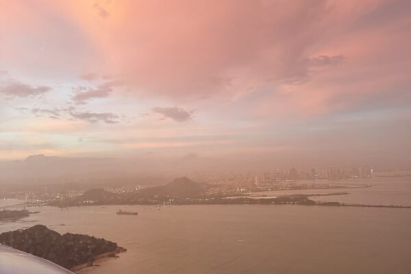 Zonsondergang boven Panama vanuit een klein vliegtuig