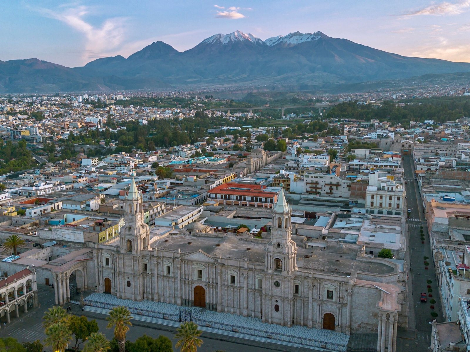 Luchtfoto van het centrum van Arequipa met de vulkanen erachter