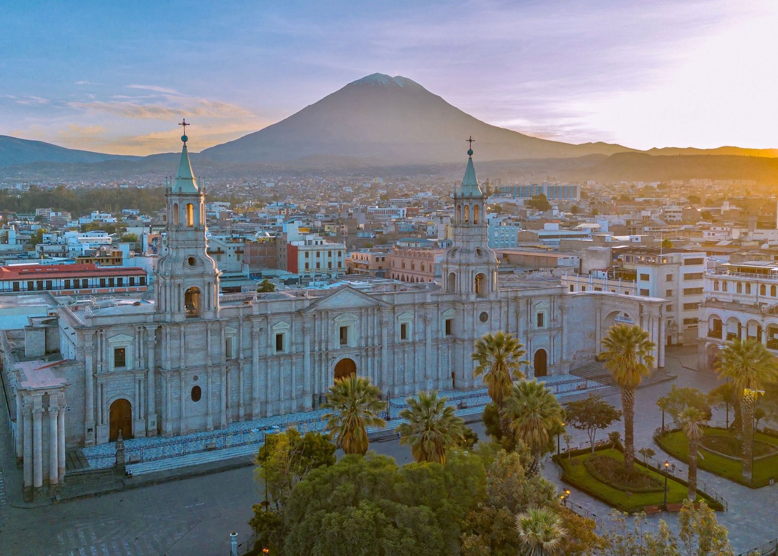 Arequipa met de kathedraal en de vulkaan Misti op de achtergrond