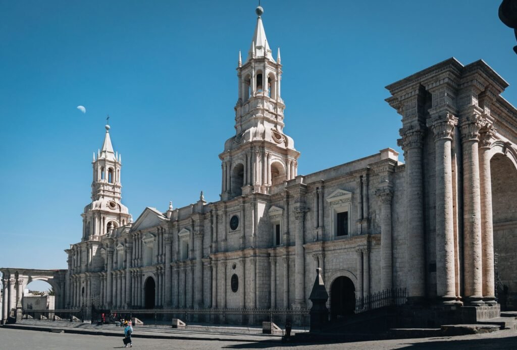 Witte stenen bogen van de mirador in Yanahuara in Arequipa