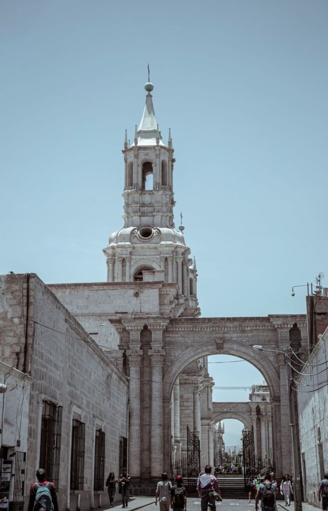 Rode en blauwe muren in een straatje van het klooster Santa Catalina in Arequipa