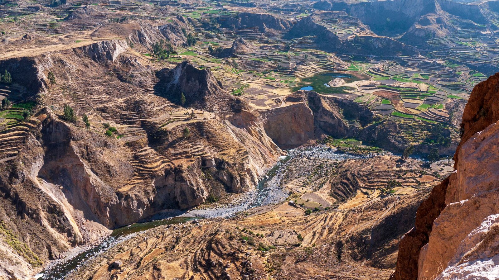 De Colca Canyon met de rivier diep beneden