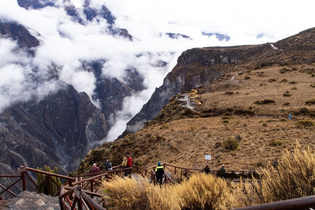 Bergweg over een hoge pas in de Andes op weg naar de Colca Canyon