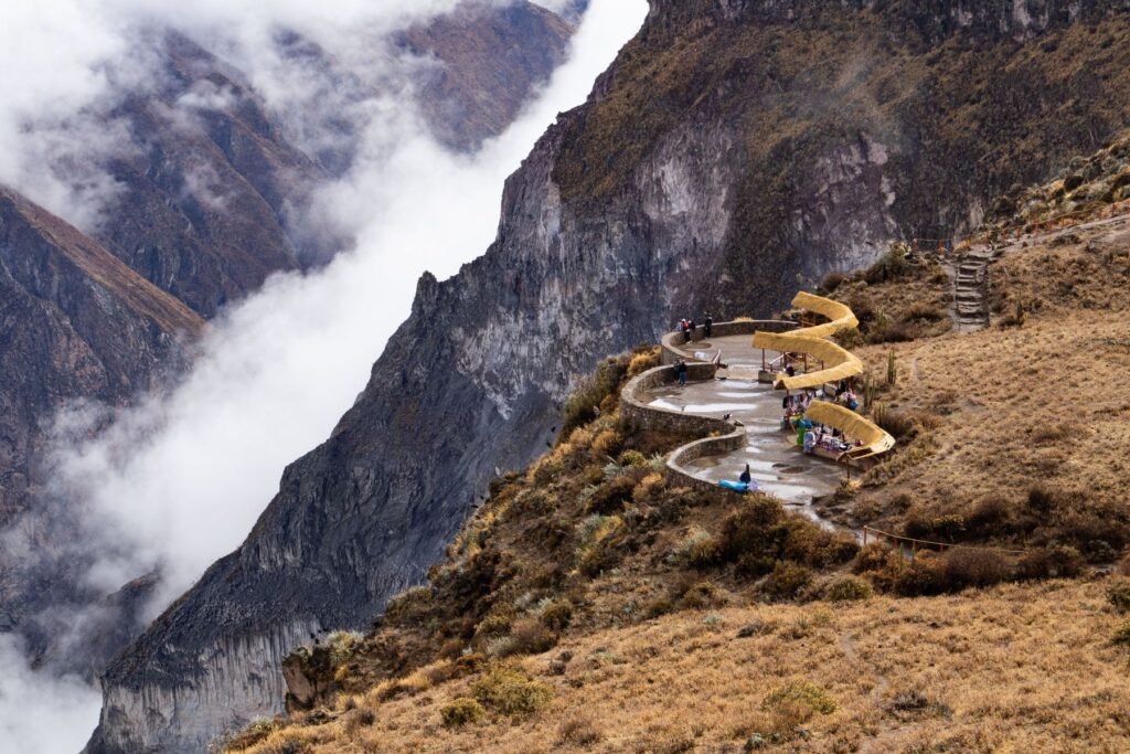 Wandelpad langs de steile wanden van de Colca Canyon naar de rivier