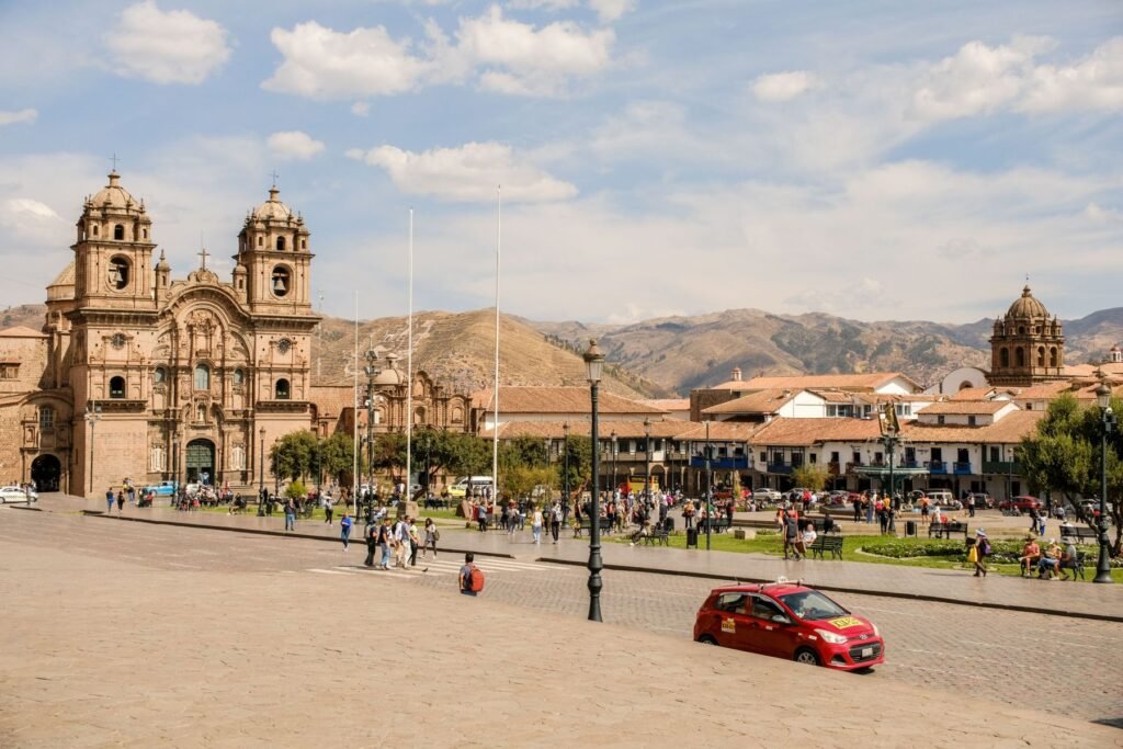 Zigzagmuren van enorme stenen blokken bij Sacsayhuamán boven Cusco