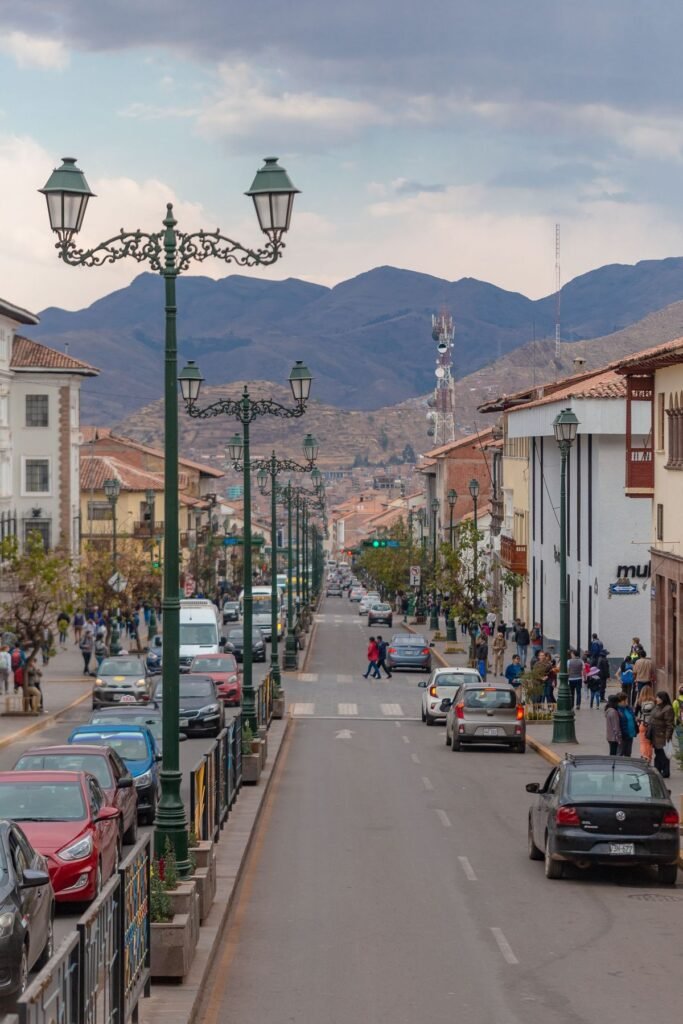 Witte huizen met blauwe deuren in de wijk San Blas in Cusco