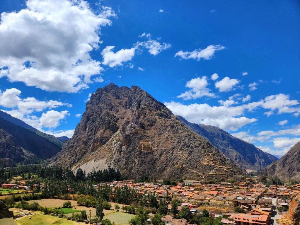 Inca-landbouwterrassen tegen de berghelling boven Pisac