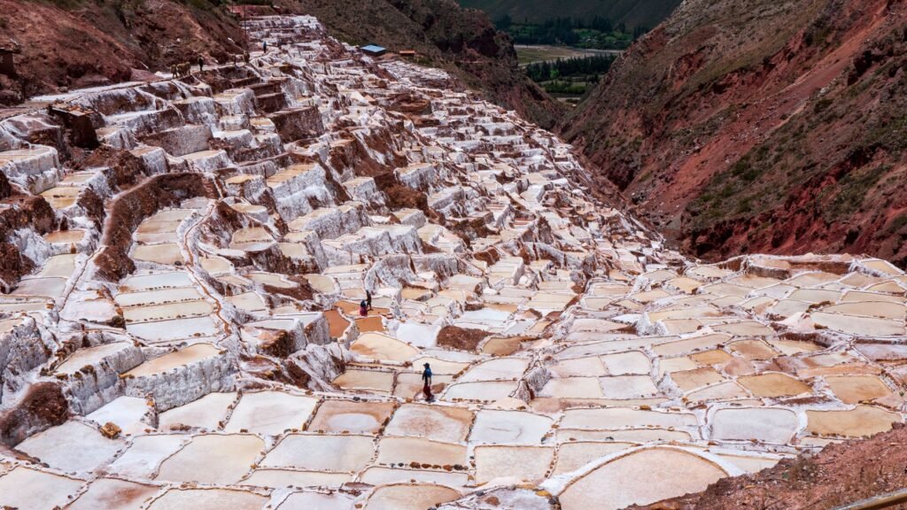 Stenen trappen en ruïnes van Ollantaytambo met uitzicht over de vallei