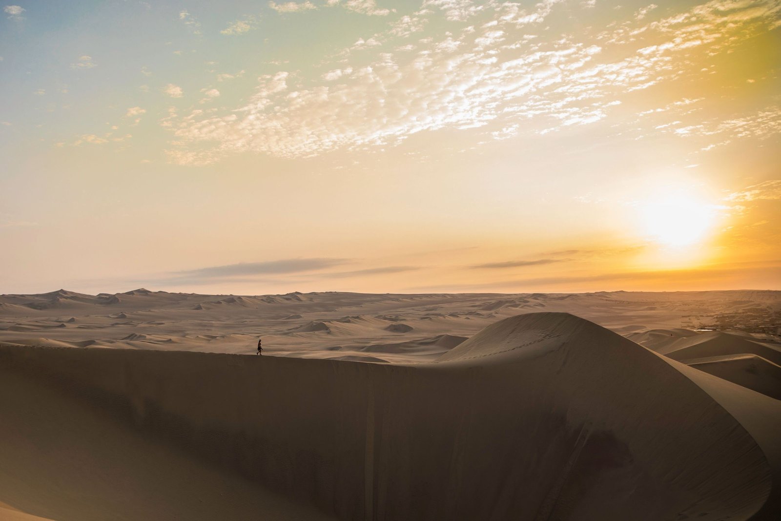 Zonsondergang boven de duinen bij Huacachina