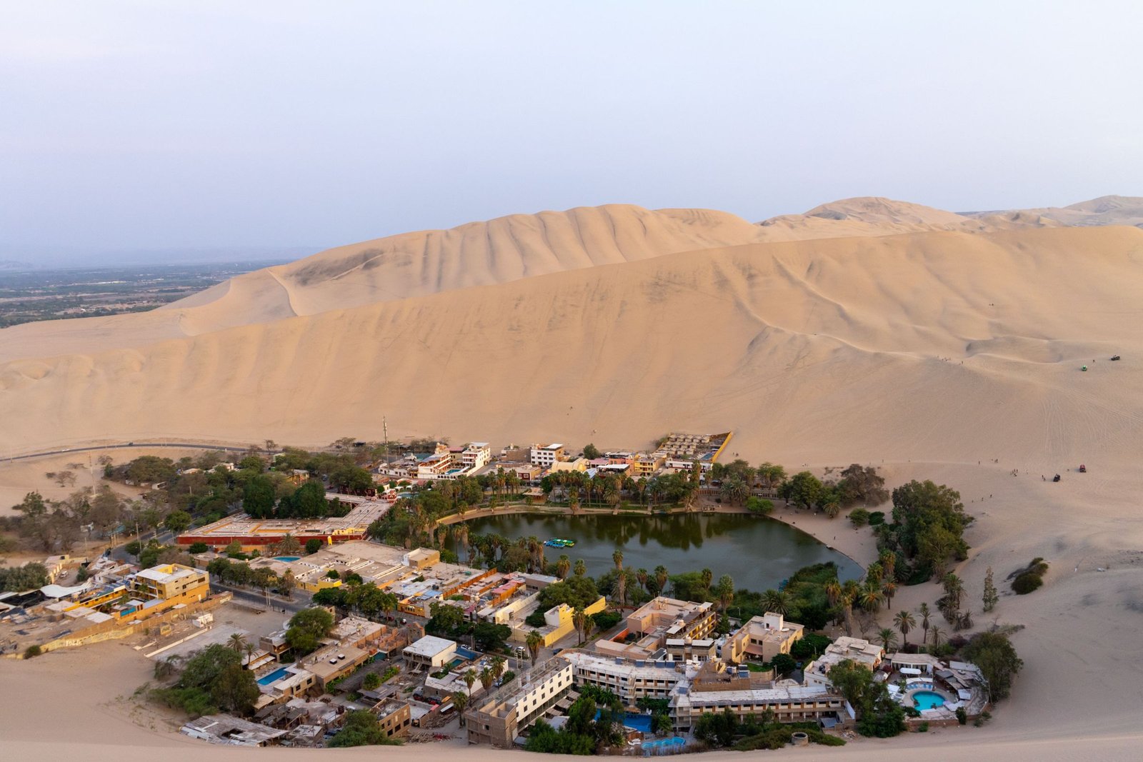 De oase van Huacachina tussen hoge zandduinen
