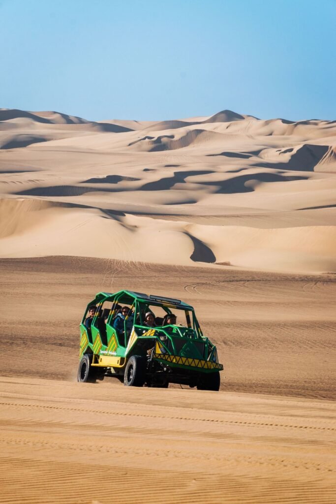 Bandensporen van een buggy over hoge zandduinen bij Huacachina