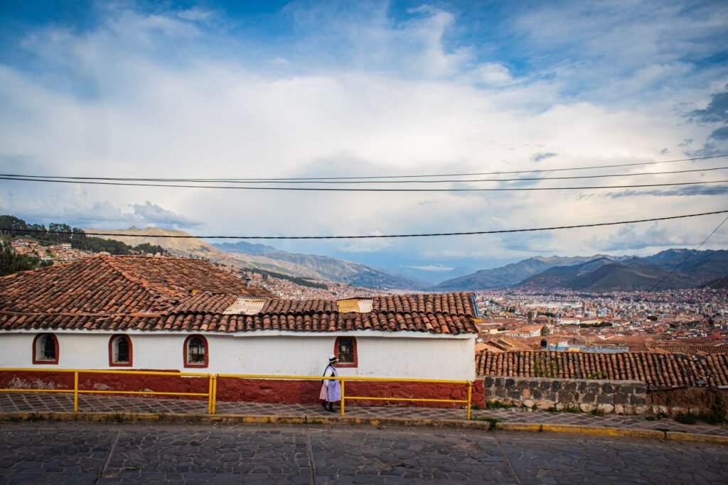 De daken van Cusco met de kathedraal aan de Plaza de Armas