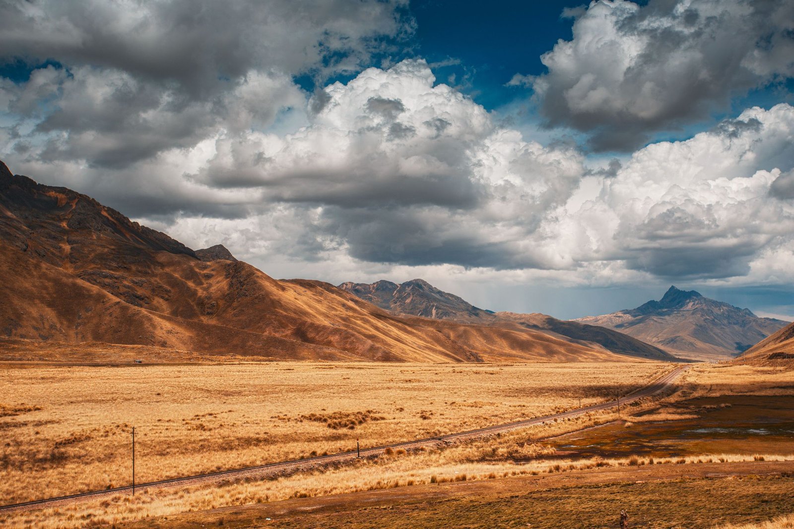 Weids hoogland met bergen in Peru