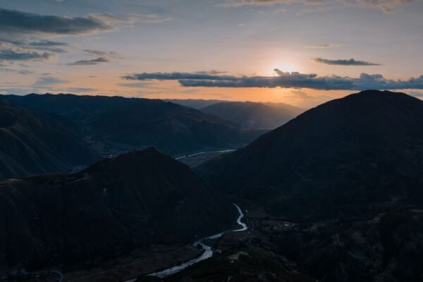 Bergdal in de Peruaanse Andes bij zonsondergang