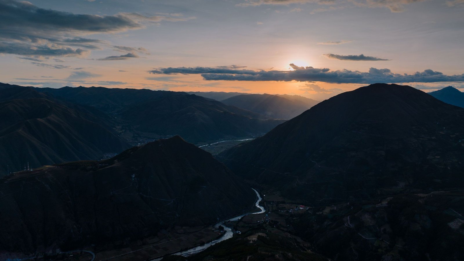 Bergdal in de Peruaanse Andes bij zonsondergang