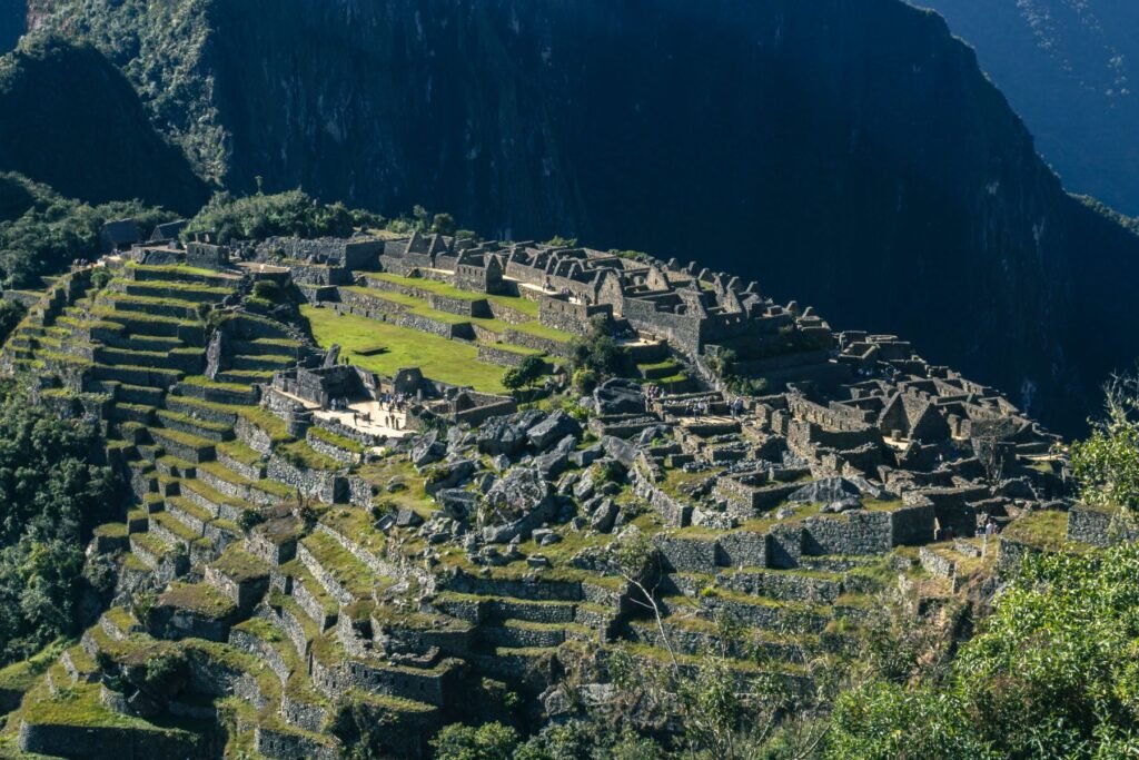 Groene berghellingen en de Urubamba-rivier in de Heilige Vallei