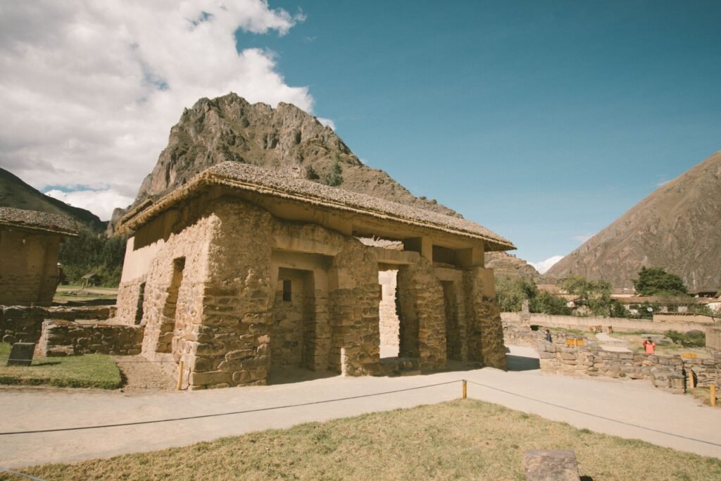 Kraam met kleurrijke geweven stoffen op een markt in Peru