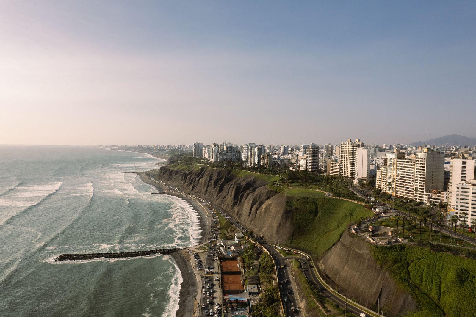 De kust van Lima met appartementen boven de kliffen